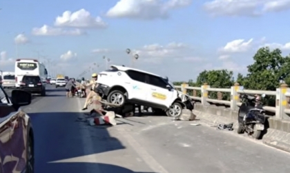 Clip TNGT: Không thể hiểu nổi ông taxi này làm sao lao được vào làn xe máy trên cầu Thanh Trì